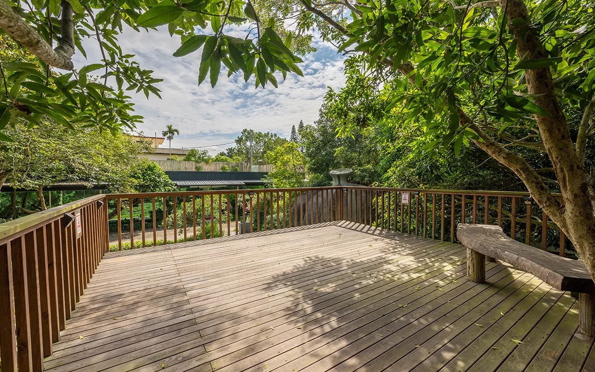 ． 在水一方露台表演台